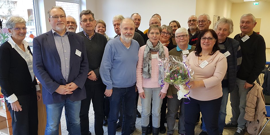 Diplom Sozialarbeiterin Charitini Petridou-Nitzsche (vorne r.) Wurde mit einem Blumenstrauß verabschiedet. Bei Fragen steht sie den Senioren aber weiter gerne zur Verfügung.